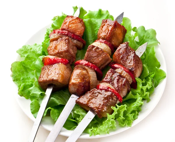 Kebab grelhado (shashlik) em cuspes . — Fotografia de Stock