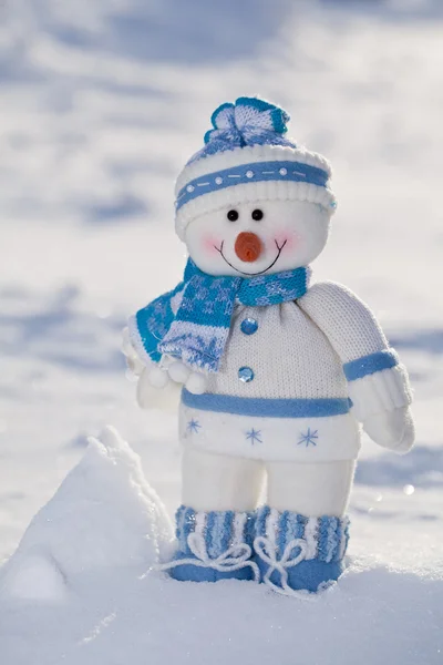 Kleiner Schneemann mit Karottennase im Schnee. — Stockfoto