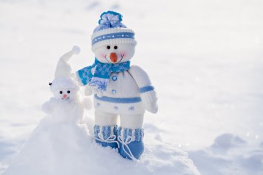 kar burnuna havuç ile küçük kardan adam.