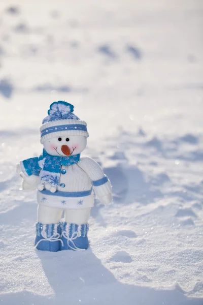 Piccolo pupazzo di neve con naso di carota nella neve . — Foto Stock