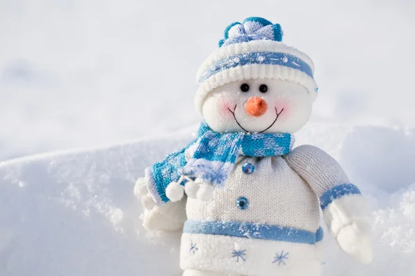 Kleiner Schneemann mit Karottennase im Schnee. — Stockfoto