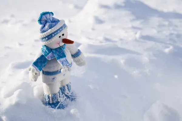 Маленький снеговик с морковным носом в снегу . — стоковое фото