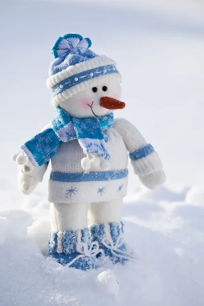 Pequeno boneco de neve com nariz de cenoura na neve . — Fotografia de Stock