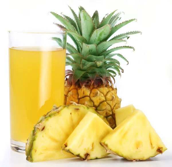 Pineapple juice in a glass of pineapple slices — Stock Photo, Image