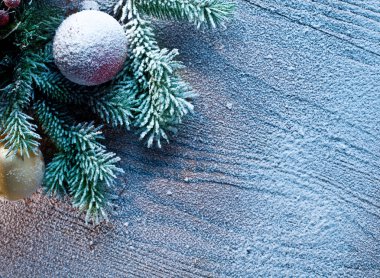 köknar ve baubles ile Noel dekorasyon.