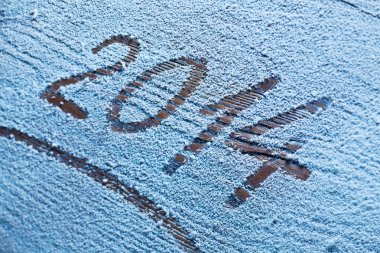 Yeni yıl 2014 karla kaplı ahşap masa.