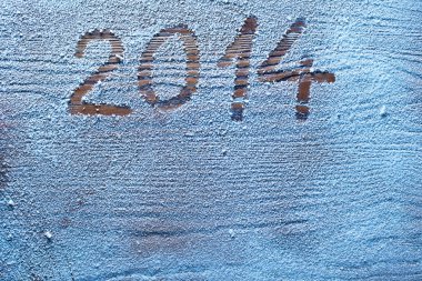 Yeni yıl 2014 karla kaplı ahşap masa.