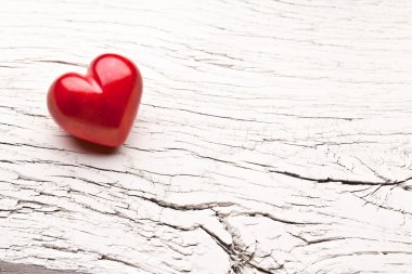 Sevgililer günü. ahşap bir masa üzerinde kırmızı kalp.