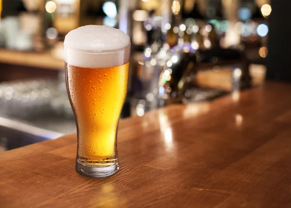Pivní sklo na bar. — Stock fotografie
