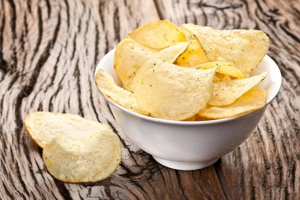 Potato chips in a bowl. — Stock Photo, Image