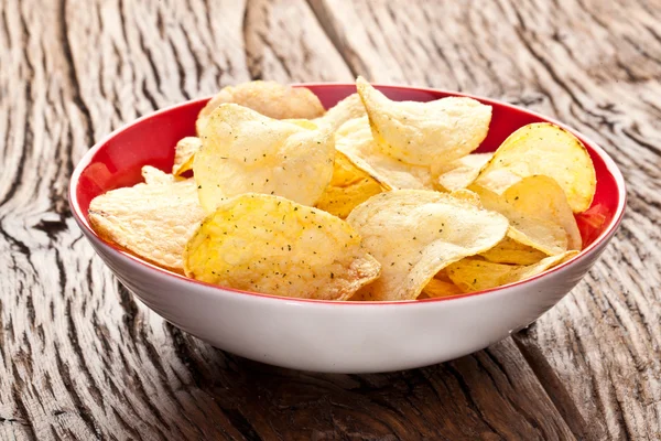 Chipsy ziemniaczane w misce. — Zdjęcie stockowe