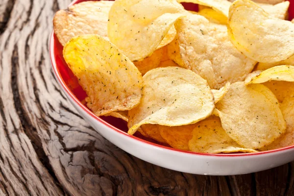 Aardappelchips in een kom. — Stockfoto