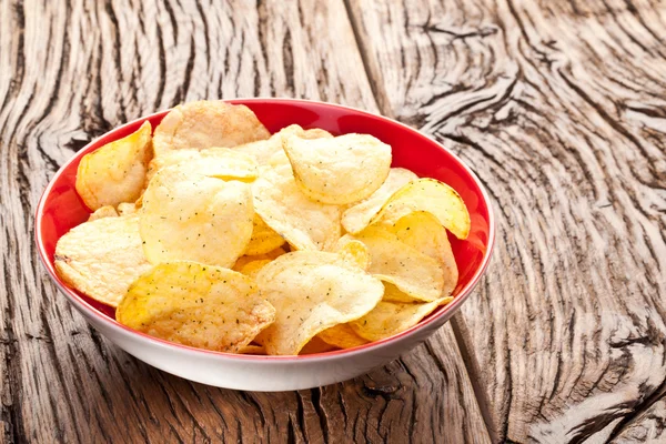 Aardappelchips in een kom. — Stockfoto