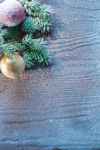 Boże Narodzenie dekoracje z jodły i bombki. — Zdjęcie stockowe