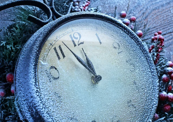 雪の木製の背景上のクリスマス時計. — ストック写真