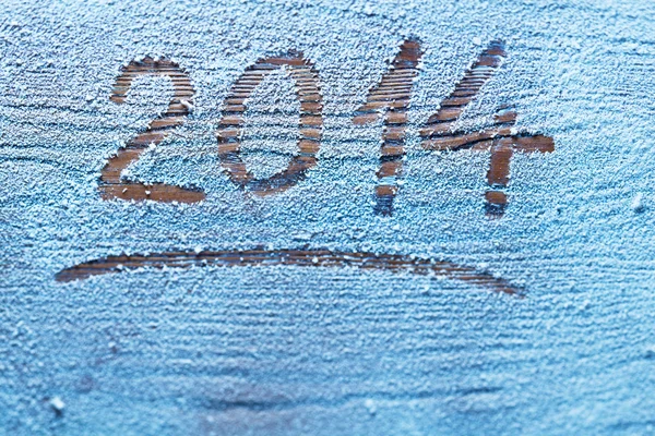 Nouvel An 2014 sur bureau en bois enneigé . — Photo