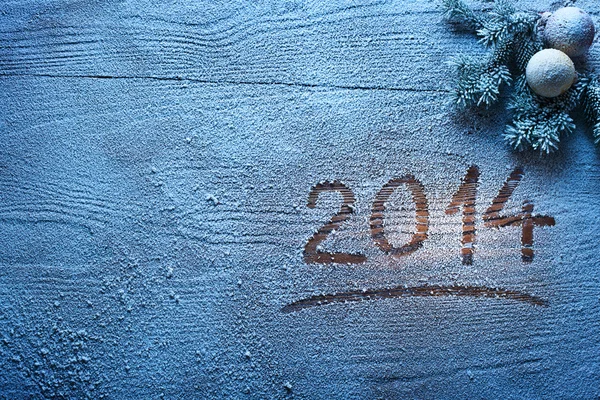Ano Novo 2014 em mesa de madeira coberta de neve . — Fotografia de Stock