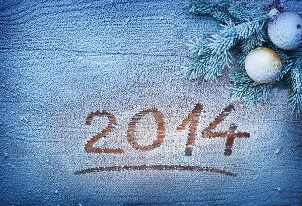 Yeni yıl 2014 karla kaplı ahşap masa. — Stok fotoğraf