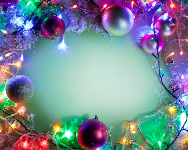 圣诞帧用小玩意儿、 雪和童话般的灯光. — 图库照片