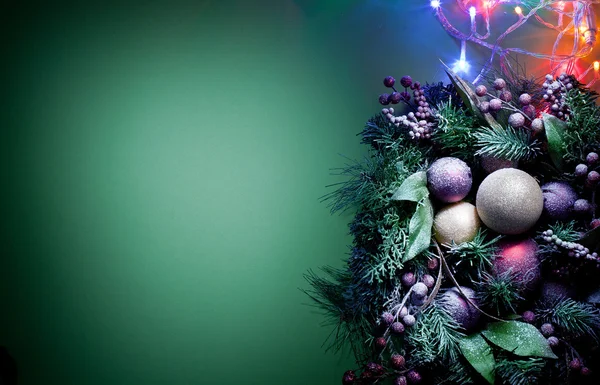 Kerstdecoratie met sparren en kerstballen. — Stockfoto