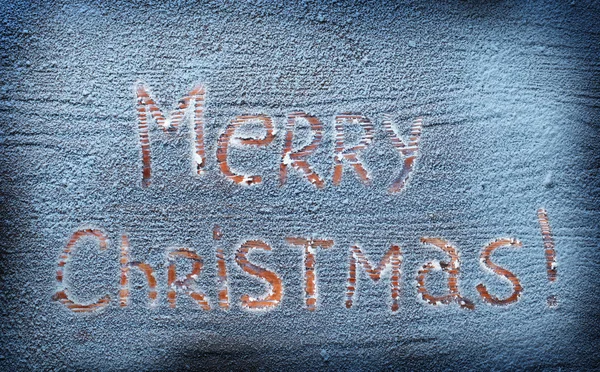 Слова Счастливого Рождества, написанные над снежным столом . — стоковое фото