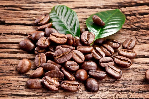 Rostade kaffebönor och blad. — Stockfoto