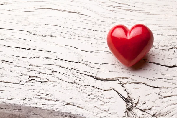 Día de San Valentín. Corazón rojo sobre una mesa de madera . — Foto de Stock