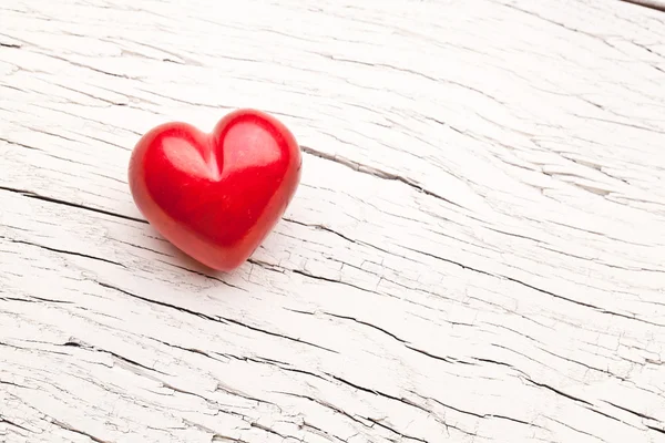 Día de San Valentín. Corazón rojo sobre una mesa de madera . — Foto de Stock