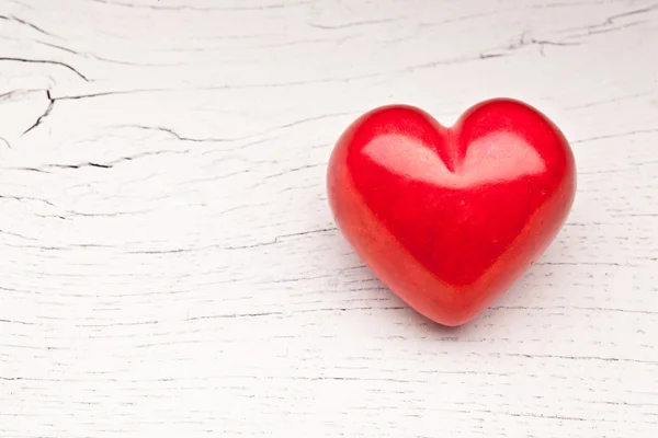 Día de San Valentín. Corazón rojo sobre una mesa de madera . — Foto de Stock