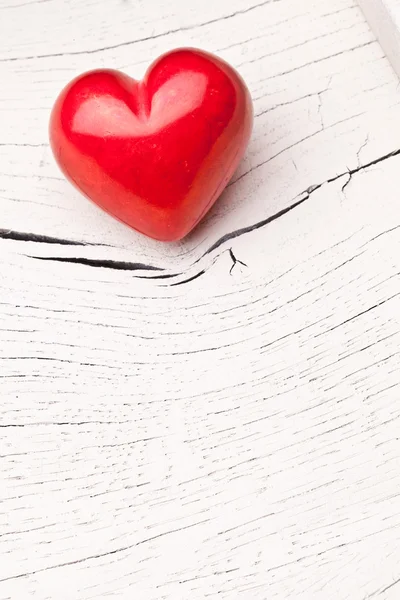 Dia dos Namorados. Coração vermelho em uma mesa de madeira . — Fotografia de Stock