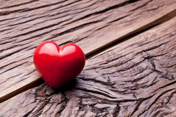 De dag van Valentijnskaarten. rood hart op een houten tafel. — Stockfoto