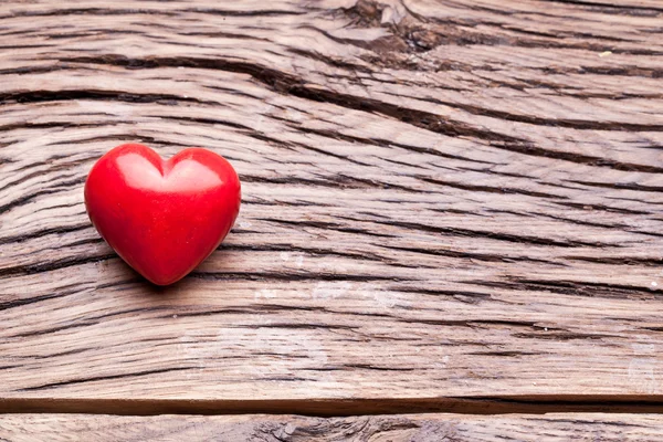 Alla hjärtans dag. rött hjärta på ett träbord. — Stockfoto