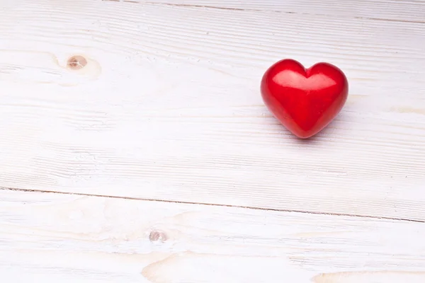 Día de San Valentín. Corazón rojo sobre una mesa de madera . — Foto de Stock