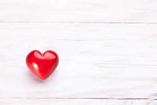 De dag van Valentijnskaarten. rood hart op een houten tafel. — Stockfoto