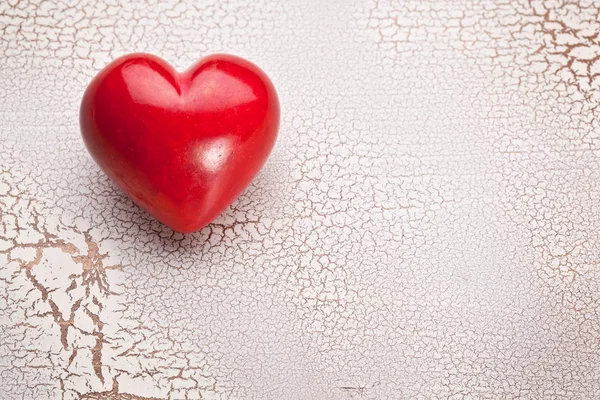 День Святого Валентина. Красное сердце на деревянном столе . — стоковое фото