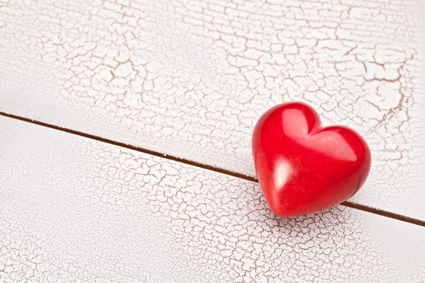 Valentinstag. rotes Herz auf einem Holztisch. — Stockfoto