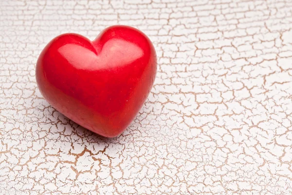 Día de San Valentín. Corazón rojo sobre una mesa de madera . —  Fotos de Stock