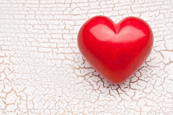 Valentines den. Červené srdce na dřevěný stůl. — Stock fotografie