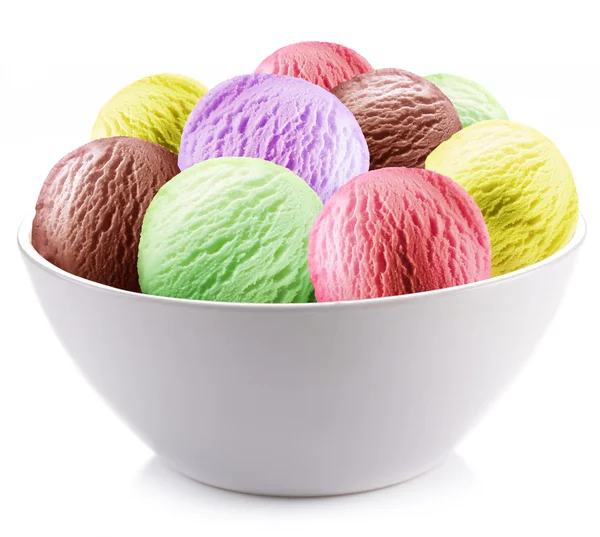 Renkli dondurma topları beyaz bir fincan. — Stok fotoğraf