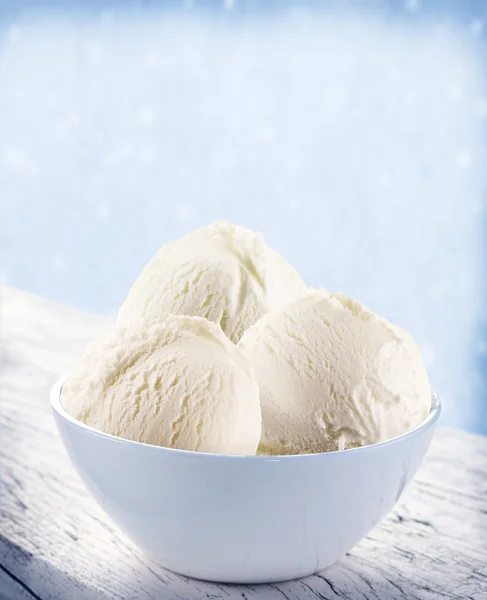 Wanilia-lody łopaty w białe filiżanka. — Zdjęcie stockowe