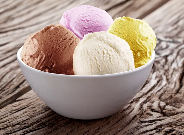 Ice-cream scoops in white cup. — Stock Photo, Image