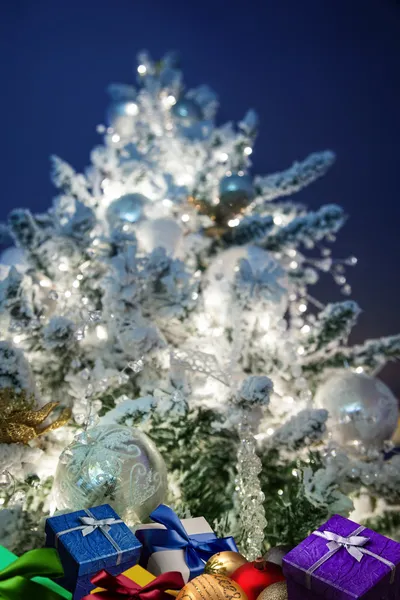 Albero di Capodanno con regali vicino . — Foto Stock
