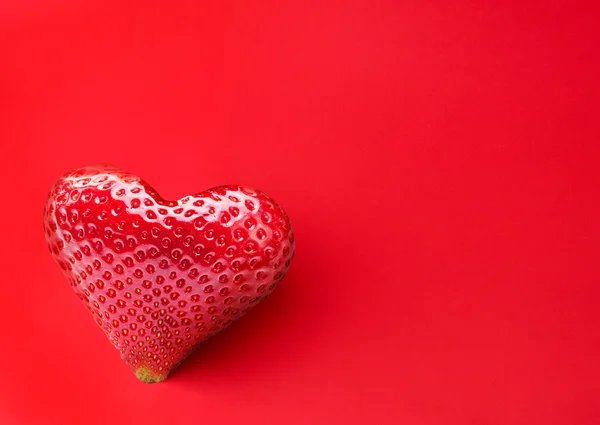 Jeden bohatý jahody v podobě srdce. — Stock fotografie