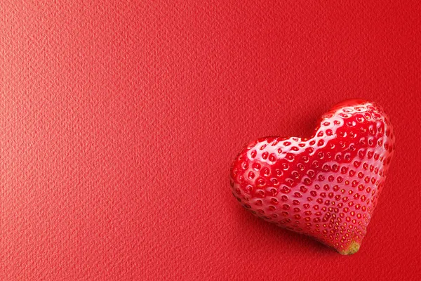 Un fruit de fraise riche en forme de cœur . — Photo