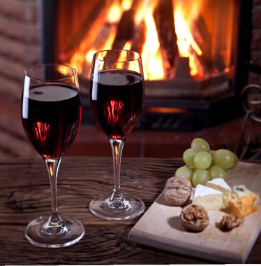 bardakları, şarap, peynir ve ceviz.