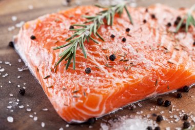 Tahta üzerinde somon filetosu..