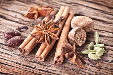 eski ahşap bir masa üzerine baharat.
