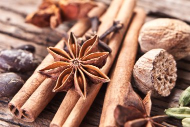 eski ahşap bir masa üzerine baharat.