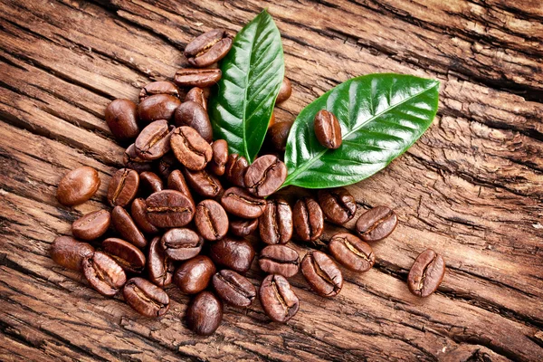 Жареные кофейные зерна и листья . — стоковое фото