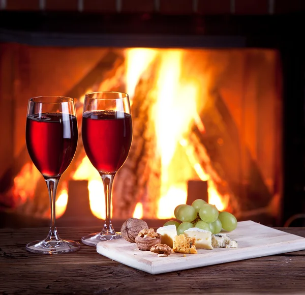 Copos de vinho, queijo e nozes . — Fotografia de Stock